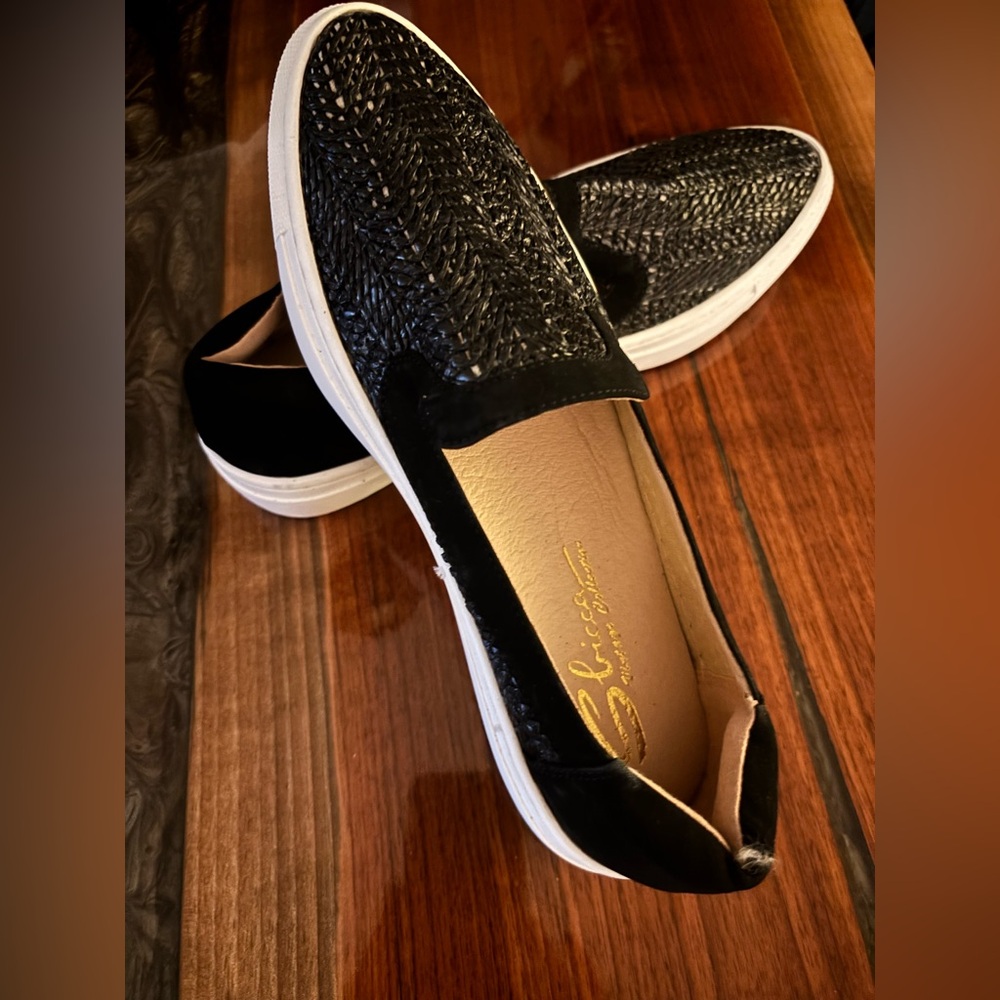 Sbicca vintage collection flat in black with white sole size  7 1/2.